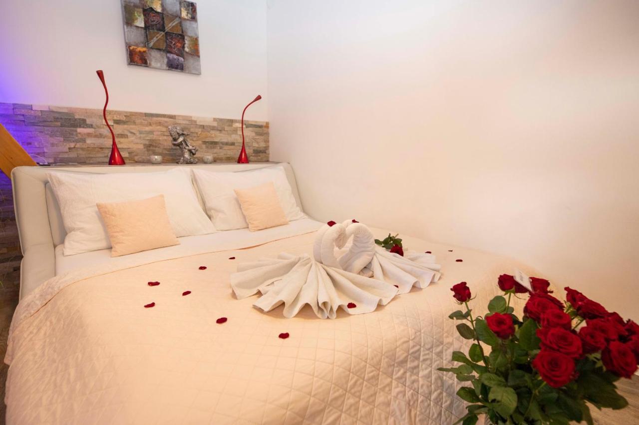 Romanticky Wellness Suite Hotel Heinz Dobris Exterior photo