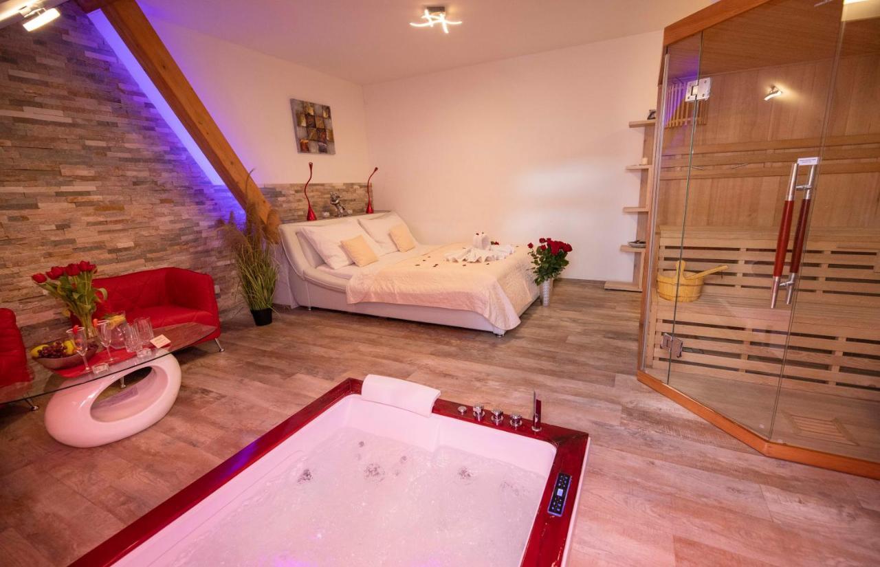 Romanticky Wellness Suite Hotel Heinz Dobris Exterior photo